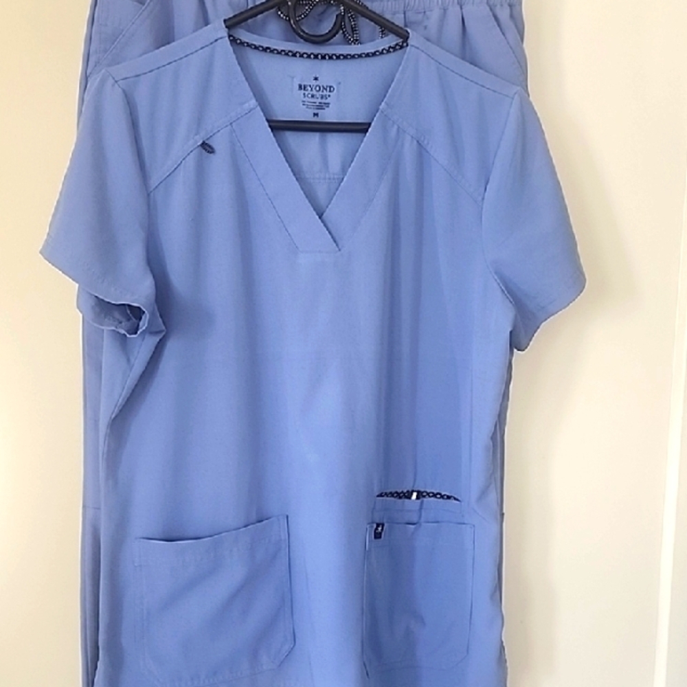 Beyond Scrubs Medium Blue Scrub Set
